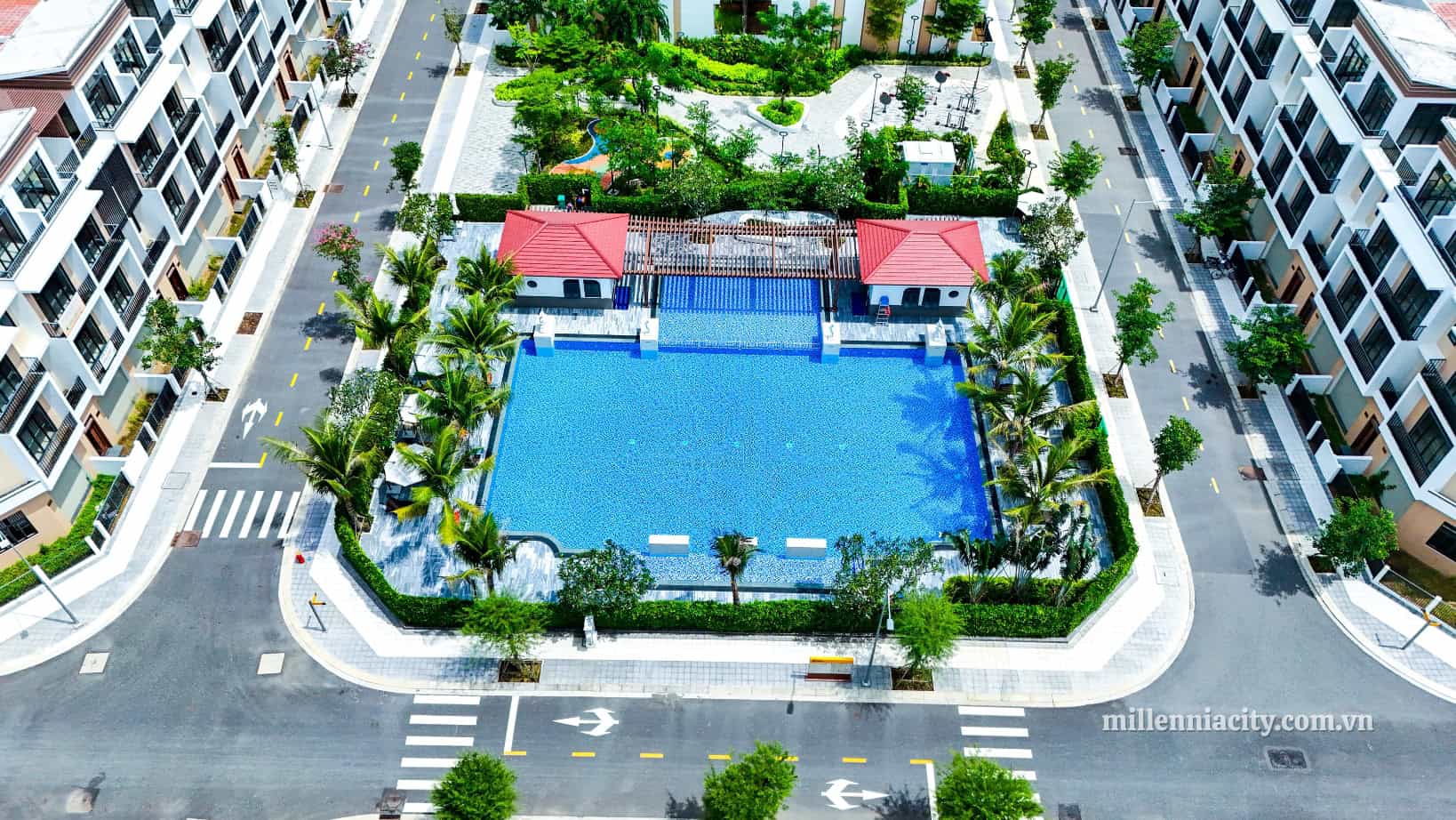 Hồ bơi trung tâm đã hoàn thiện và sẵn sàng hoạt động.