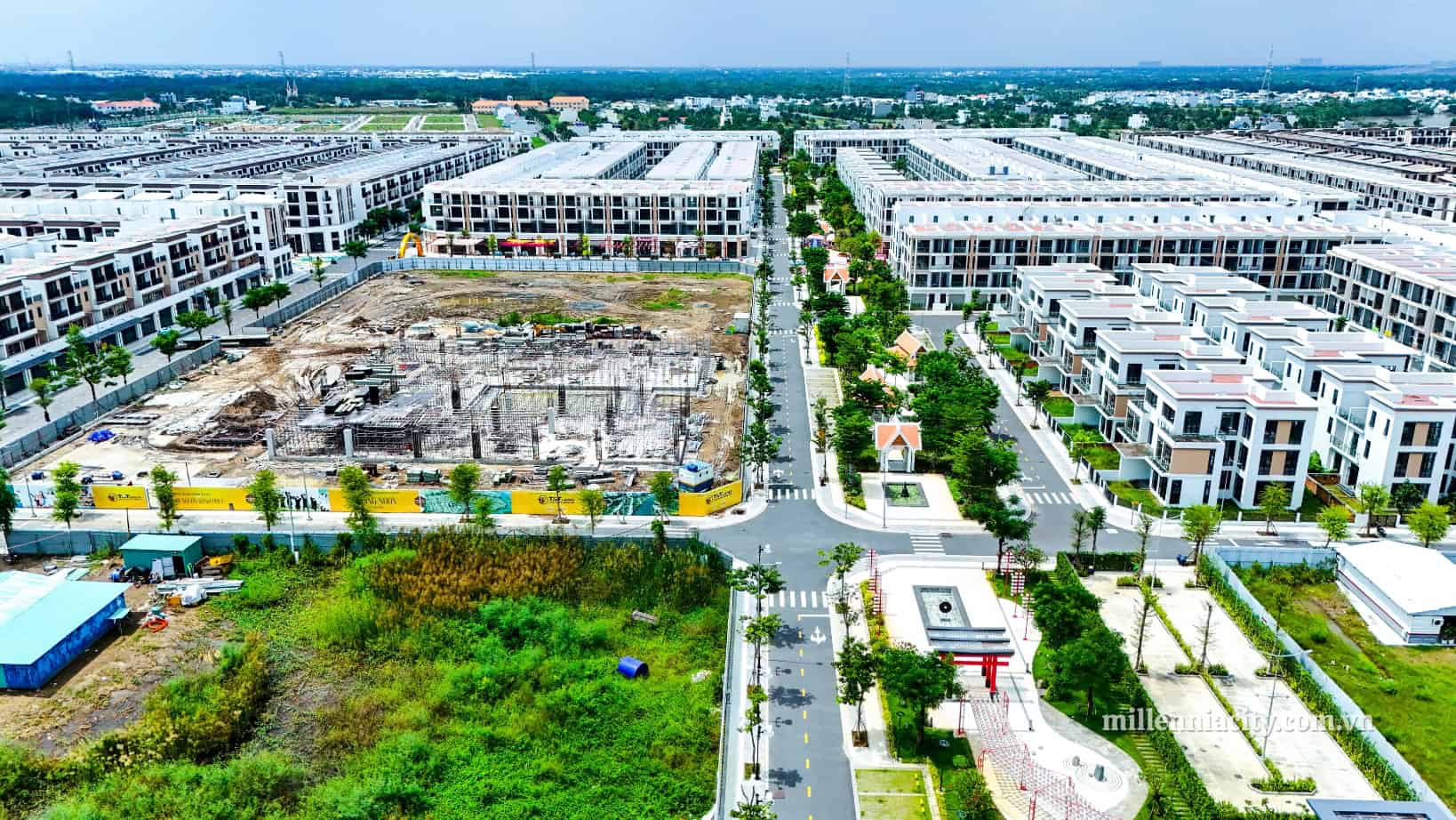 Hệ thống đường nội khu và cây xanh tại dự án.