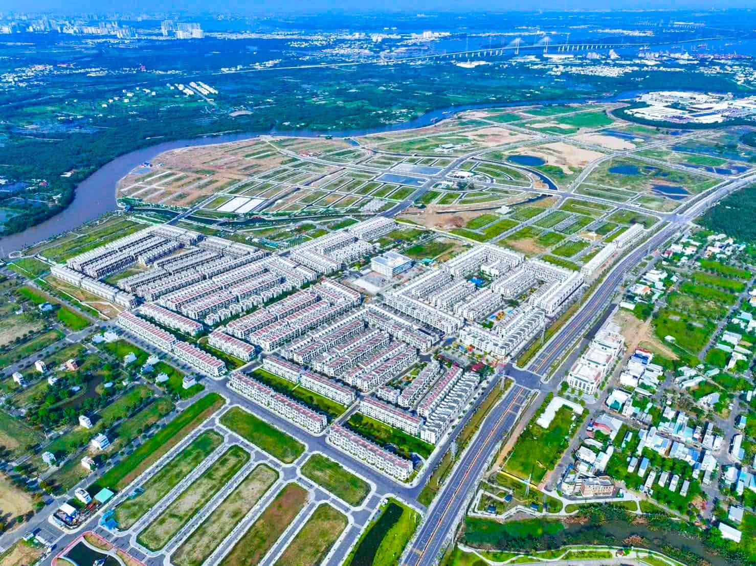 Toàn cảnh thực tế công trường dự án T&T Millennia City tại khu vực Long Hậu với hạ tầng giao thông đã hoàn thiện.