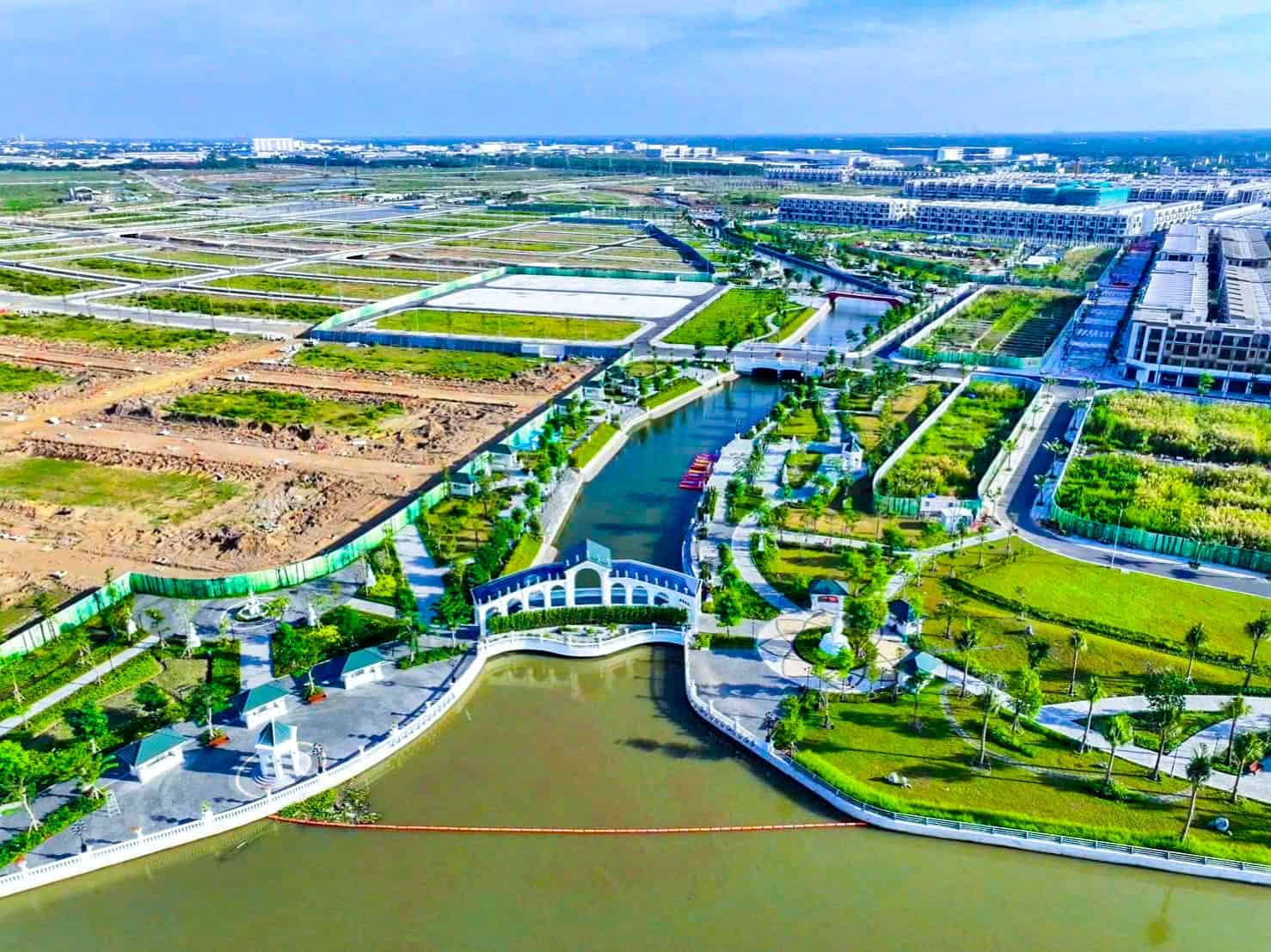 Thực tế dãy nhà liên kế tại phân khu Millennia City đã hoàn tất công tác sơn và lợp mái tháng 03/2026.