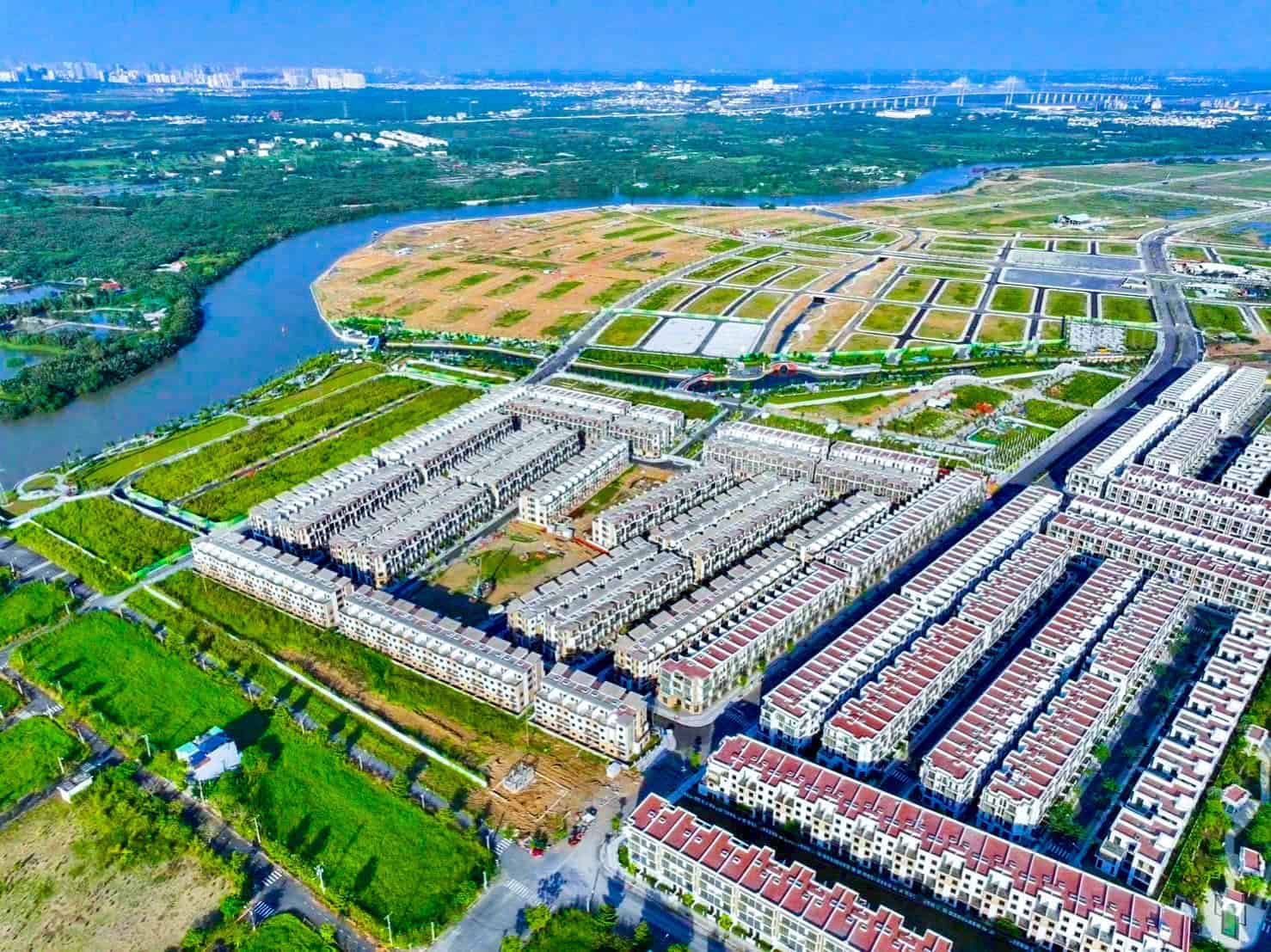 Cổng chào dự án T&T Millennia City uy nghi tại trục đường chính dẫn vào khu đô thị.