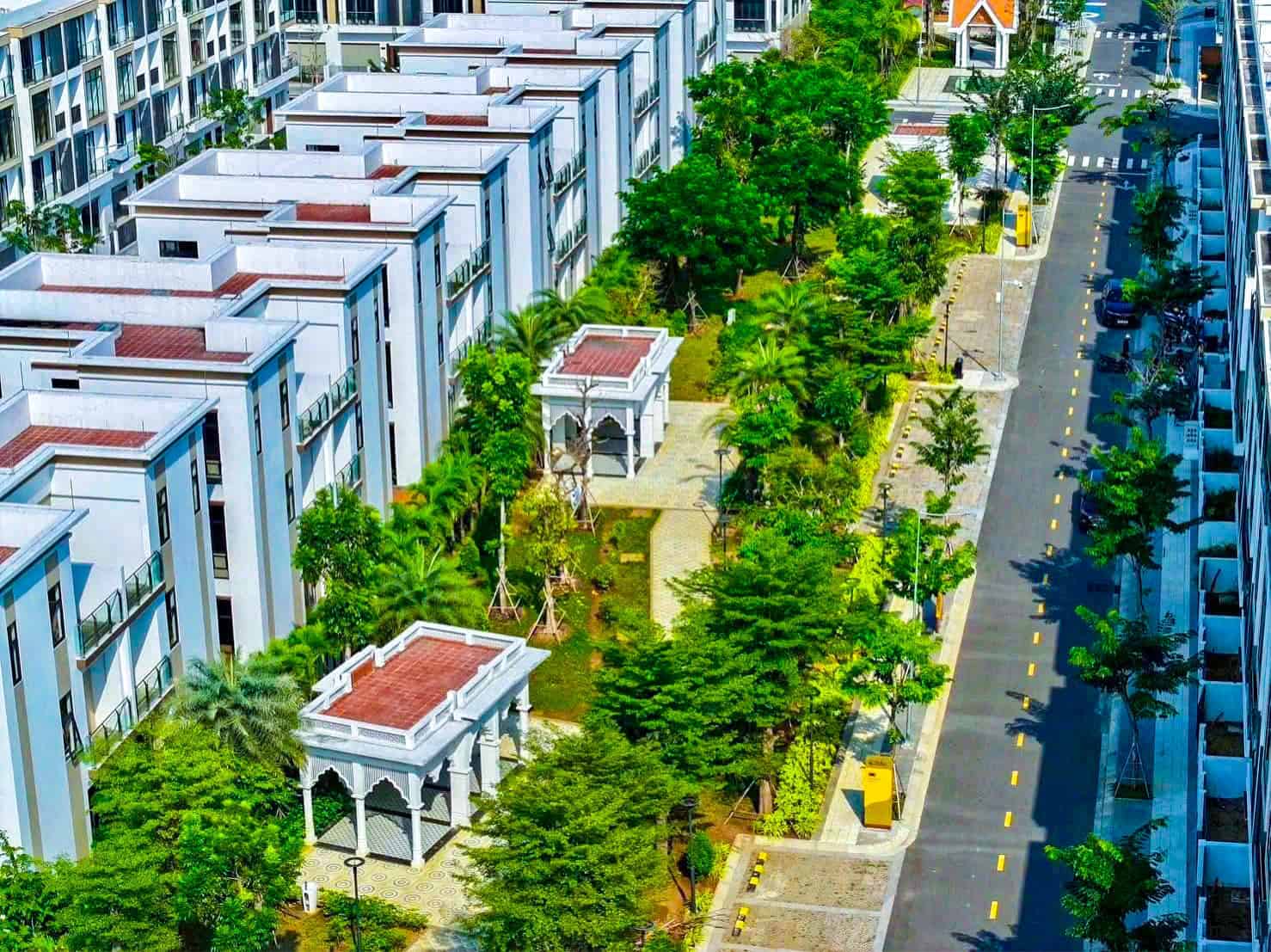 Dãy Shophouse tại T&T Millennia đã hoàn thiện kiến trúc mặt ngoài và hệ thống mái ngói sẵn sàng bàn giao.