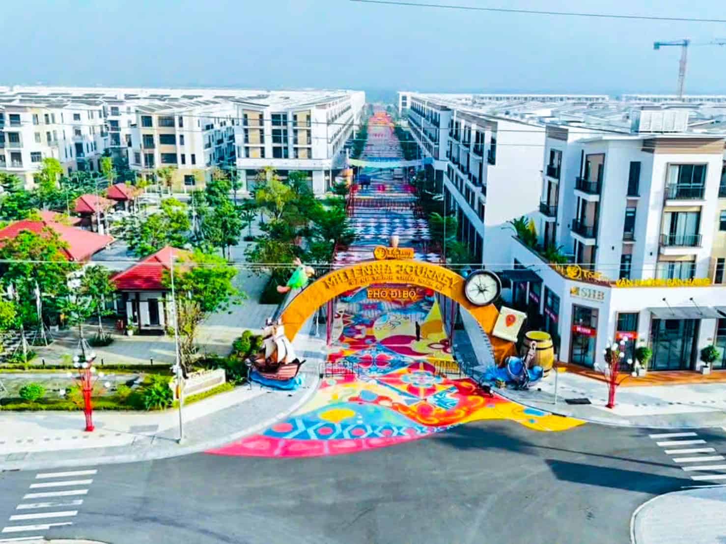 Tuyến phố đi bộ Millennia Journey rực rỡ sắc màu phục vụ cư dân và khách tham quan tại dự án.